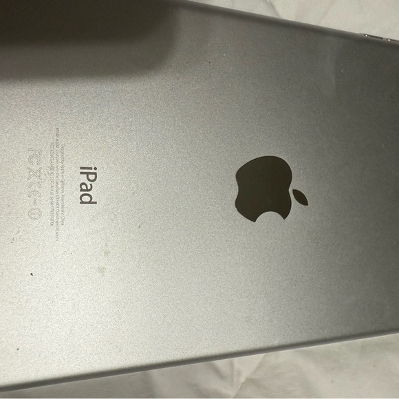 First generation Apple iPad Mini
Model: ipad md531ll/a
Cracked screen. - Picture 2 of 8